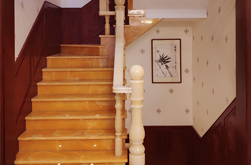 渭南中式别墅室内汉白玉石楼梯的定制安装装饰效果
