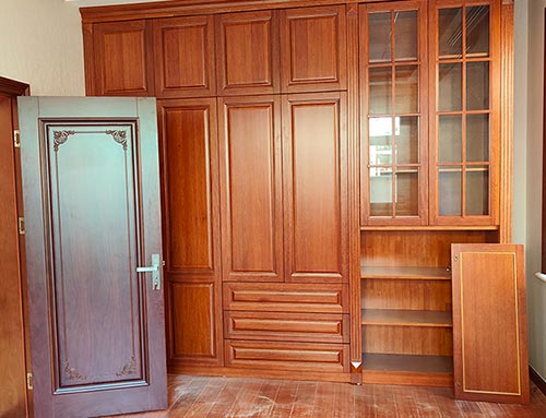 渭南中式家庭装修里定制的实木衣柜效果图